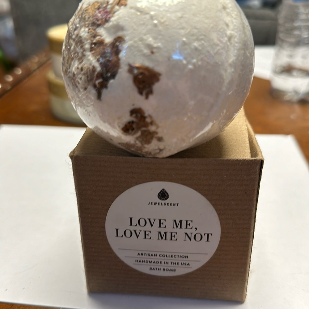 Jewelscent bath bomb love‎ me, love me not